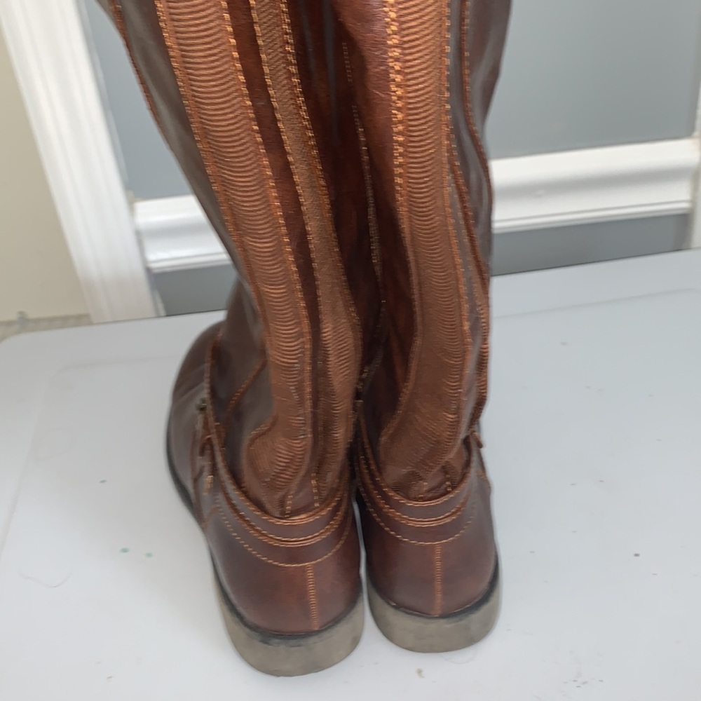 brown boots - Picture 2 of 3